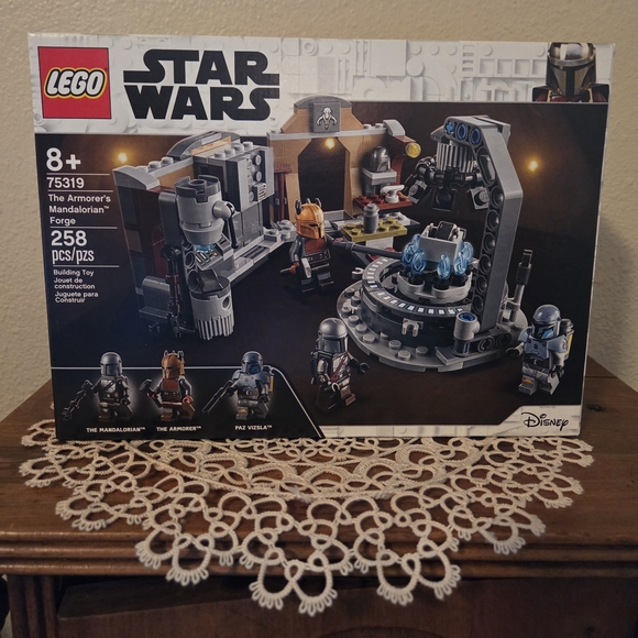 LEGO Star Wars The Armorer's Mandalorian Forge Set